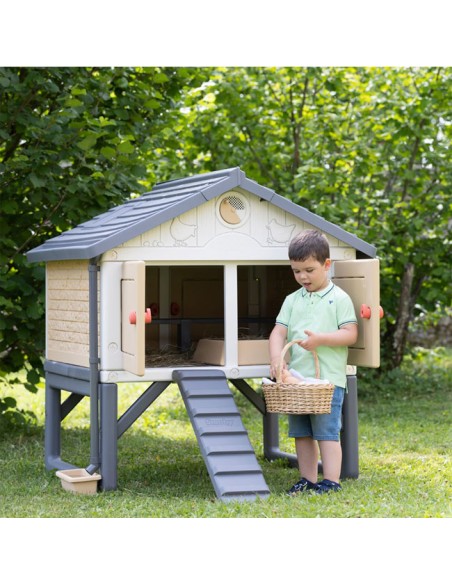 niño recogiendo huevos en Mi Primer Gallinero de Copele