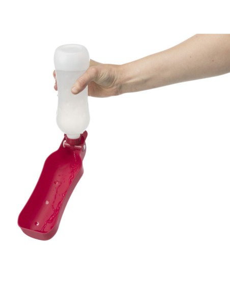 uso Bebedero de Viaje con Botella para perros Trixie color rosa