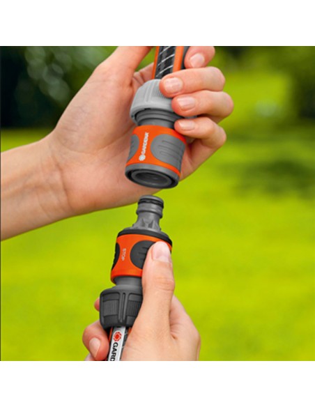 paso 2 montaje manguito unión rápida para prolongar mangueras de Gardena