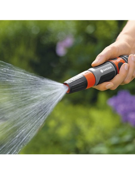 riego jardin con Lanza de Limpieza Multichorros Classic de Gardena