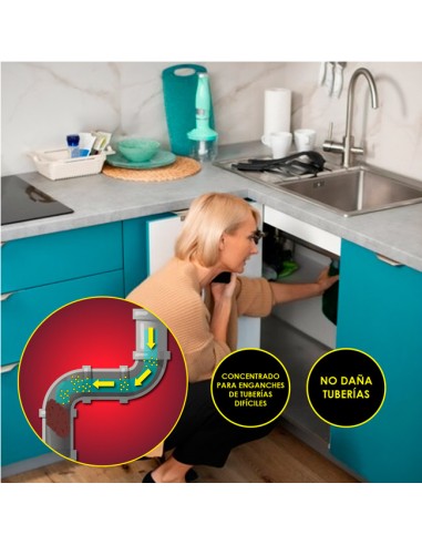 señora comprobando tubería después de aplicar Maurer Plus Desatascador Tuberías Granular Profesional 1kg