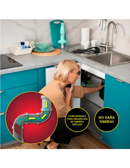 señora comprobando tubería después de aplicar Maurer Plus Desatascador Tuberías Granular Profesional 1kg