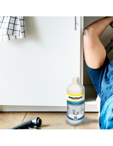 chico arreglando tubería con WolfPack Desatascador Líquido Profesional para Tuberías