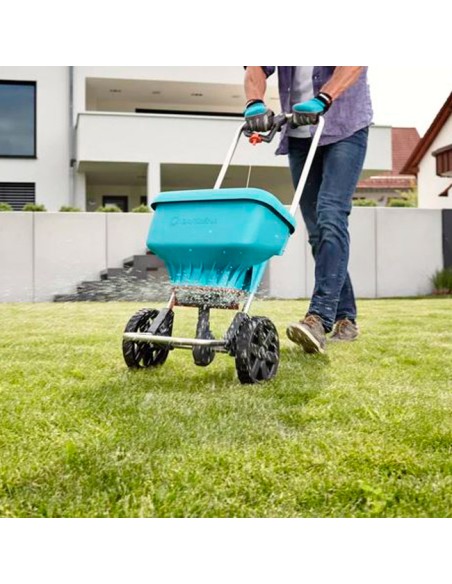 jardín con carro Esparcidor XL de Gardena con semillas de césped