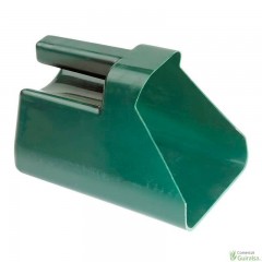 Pala para pienso de plástico. Capacidad 1,3 kg.
