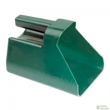 Pala para pienso de plástico. Capacidad 1,3 kg.